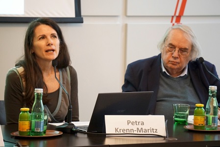 Studienautorin Dr. Petra Krenn-Maritz und TRT Mitbegründer William Yule am Podium.